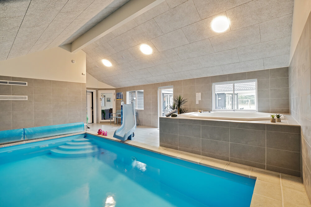 Das Ferienhaus 448 hat einen schicken Poolbereich mit Wasserrutsche, einem geräumigen, eingelassenen Whirlpool und einer Sauna.