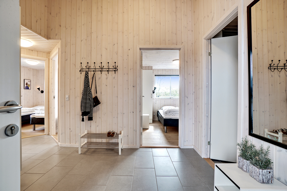 Der geräumige Eingangsbereich im Luxusferienhaus Nr. 441 in Ostjütland