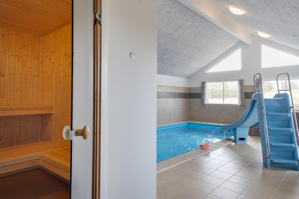Hüpft im Luxusferienhaus Nr. 441 in Ostjütland in den Pool.