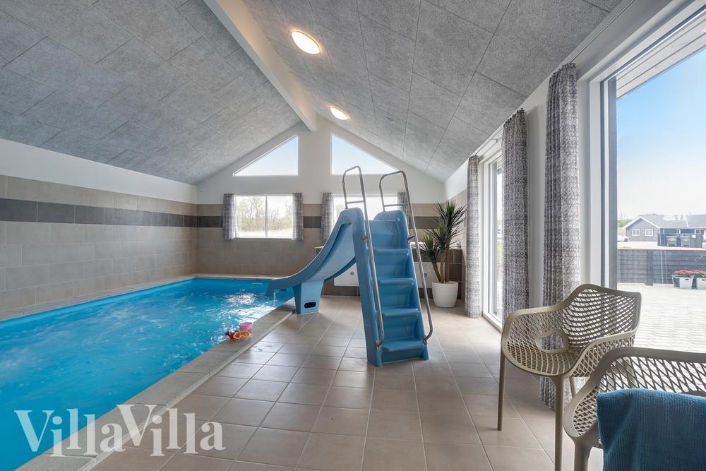 Das Ferienhaus 441 hat einen schicken Poolbereich mit Wasserrutsche, einem geräumigen, eingelassenen Whirlpool und einer Sauna.