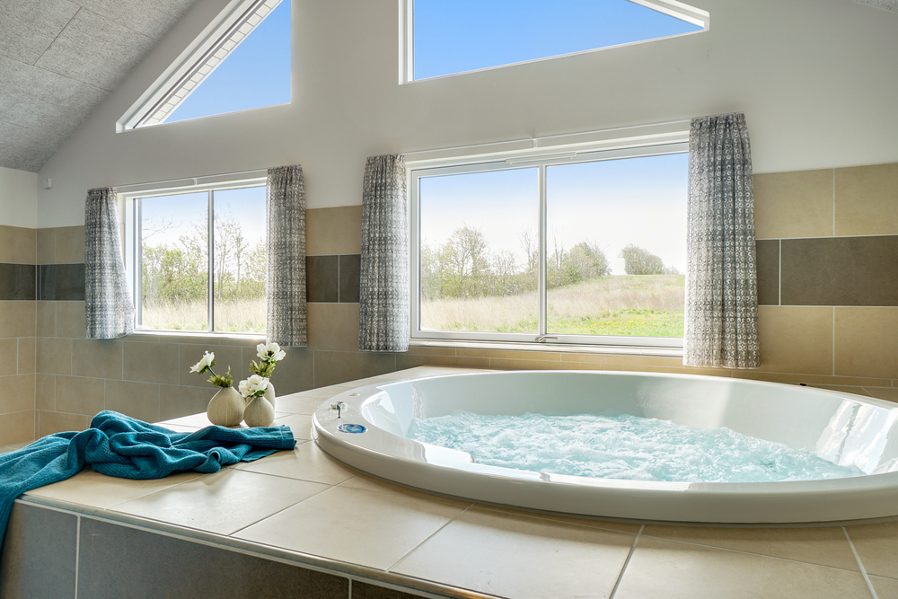 Genießen Sie den warmen Whirlpool im Luxusferienhaus Nr. 441 in Ostjütland