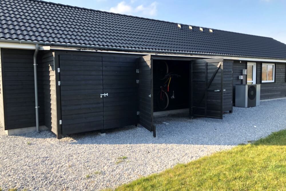 Zu dem attraktiven Ferienhaus Nr. 441 in Ostjütland gehört auch ein tolles Angebot im Außenbereich, z. B. Spieleturm und Schaukeln