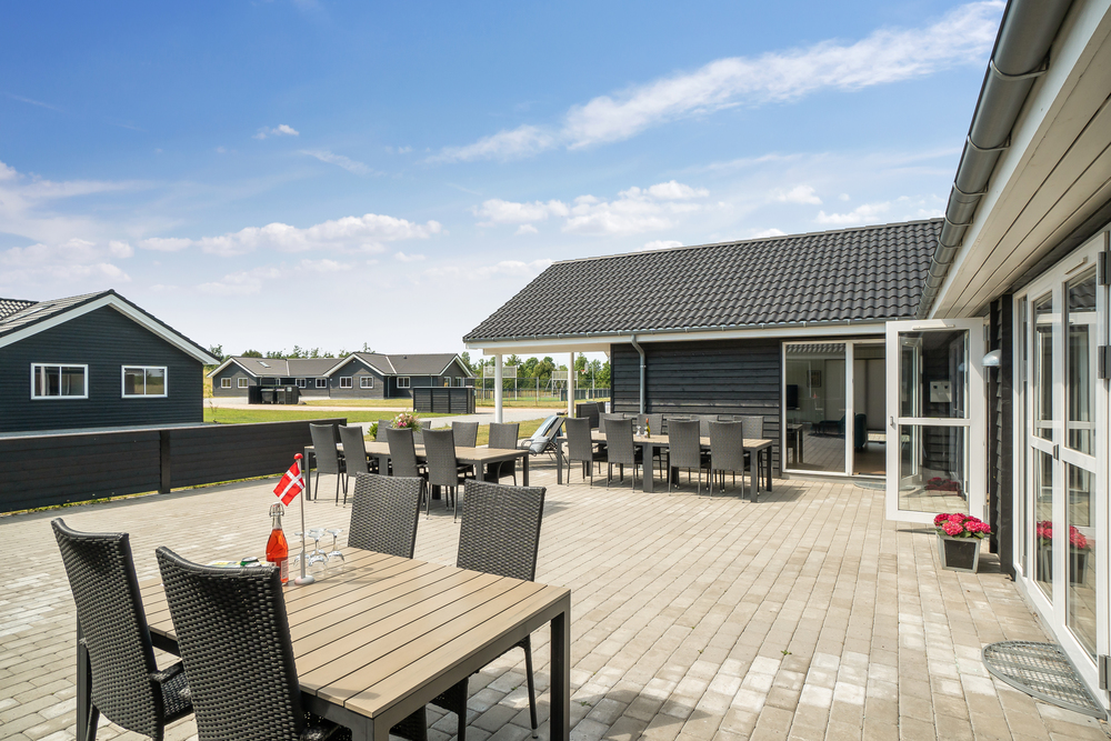 Genießen Sie einen Grillabend auf der Terrasse des Luxusferienhauses Nr. 441 in Ostjütland