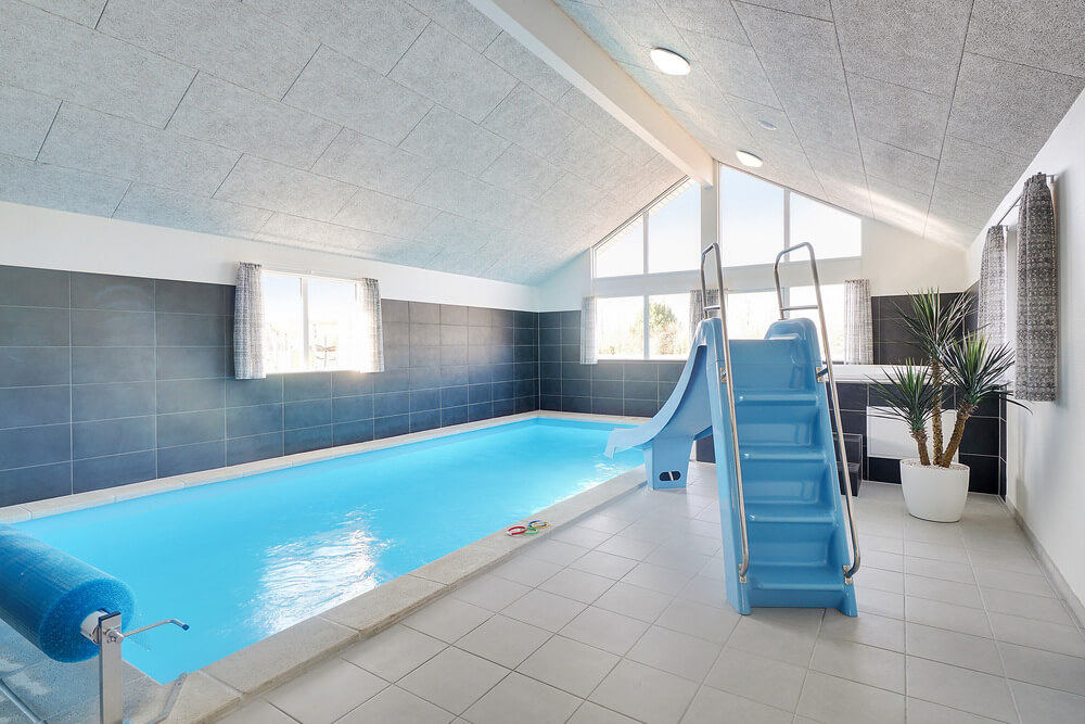 Das Ferienhaus 446 hat einen schicken Poolbereich mit Wasserrutsche, einem geräumigen, eingelassenen Whirlpool und einer Sauna.