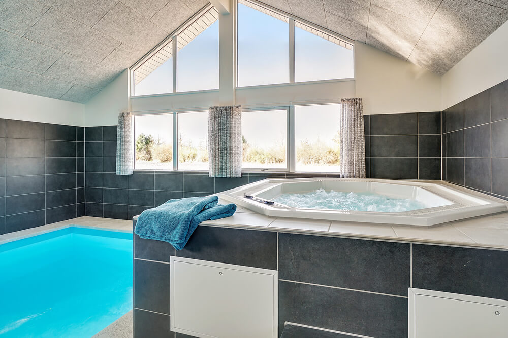 Genießen Sie den warmen Whirlpool im Luxusferienhaus Nr. 446 in Ostjütland