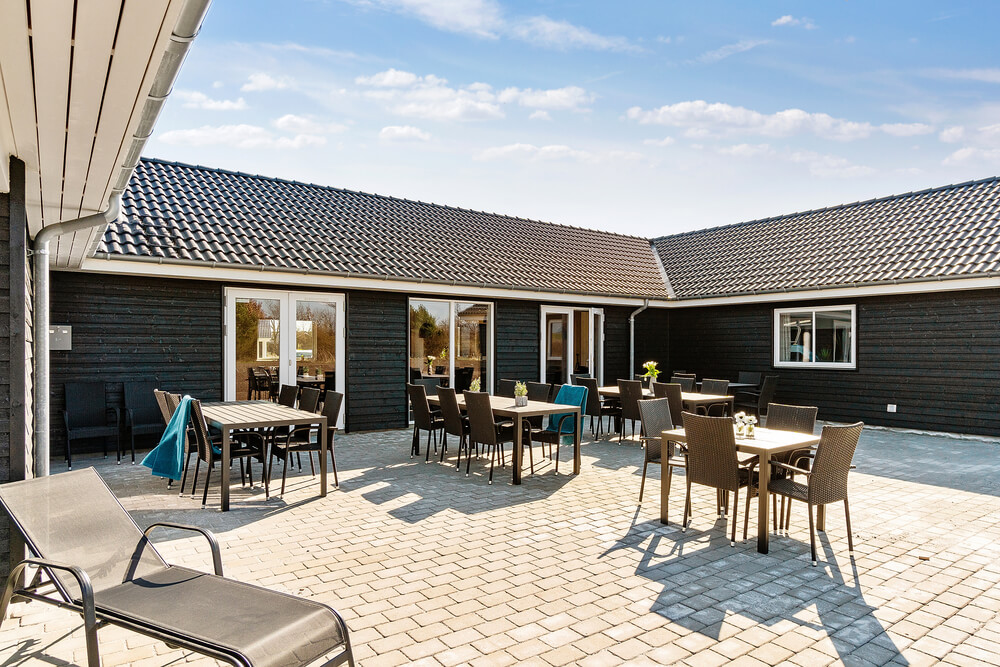 Genießen Sie einen Grillabend auf der Terrasse des Luxusferienhauses Nr. 446 in Ostjütland