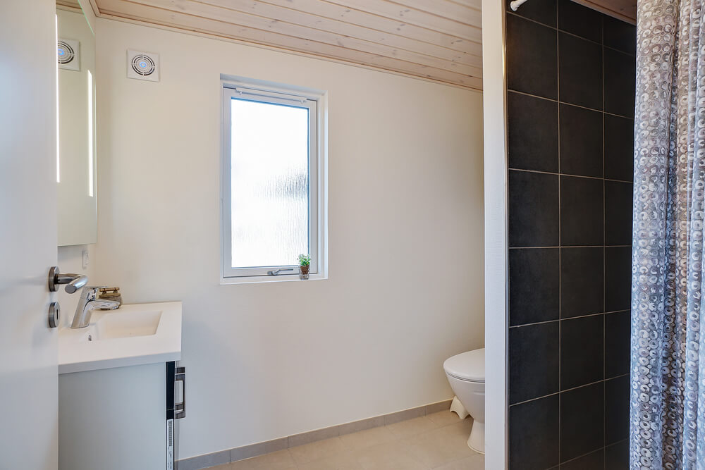Eines der Badezimmer im Luxusferienhaus Nr. 450