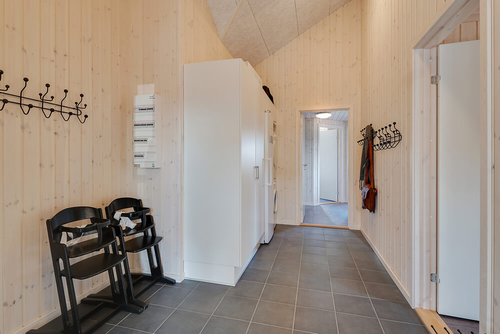 Der geräumige Eingangsbereich im Luxusferienhaus Nr. 450 in Ostjütland