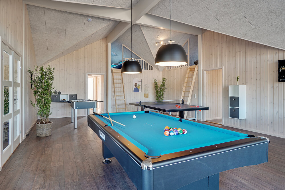 Das Luxusferienhaus 450 für 30 Personen hat einen großen Aktivitätsraum mit u. a. Billard und Darts