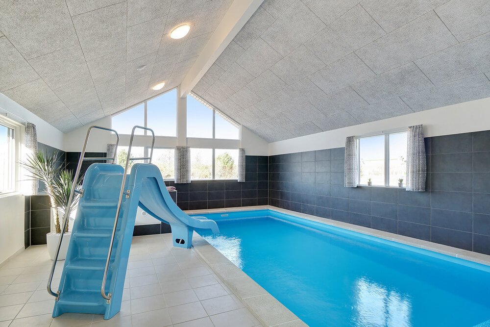 Das Ferienhaus 450 hat einen schicken Poolbereich mit Wasserrutsche, einem geräumigen, eingelassenen Whirlpool und einer Sauna.