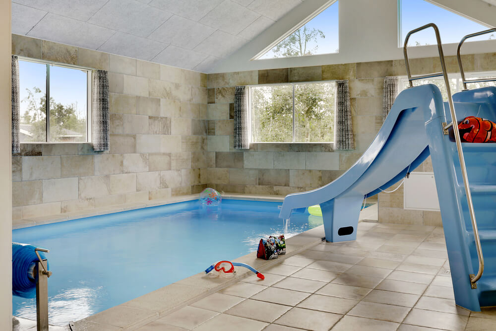 Das Ferienhaus 432 hat einen schicken Poolbereich mit Wasserrutsche, einem geräumigen, eingelassenen Whirlpool und einer Sauna.