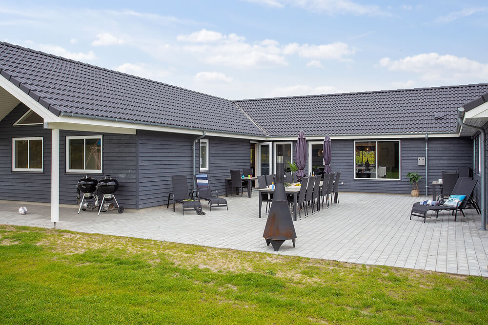 Genießen Sie einen Grillabend auf der Terrasse des Luxusferienhauses Nr. 432 in Lolland/Falster/Mön