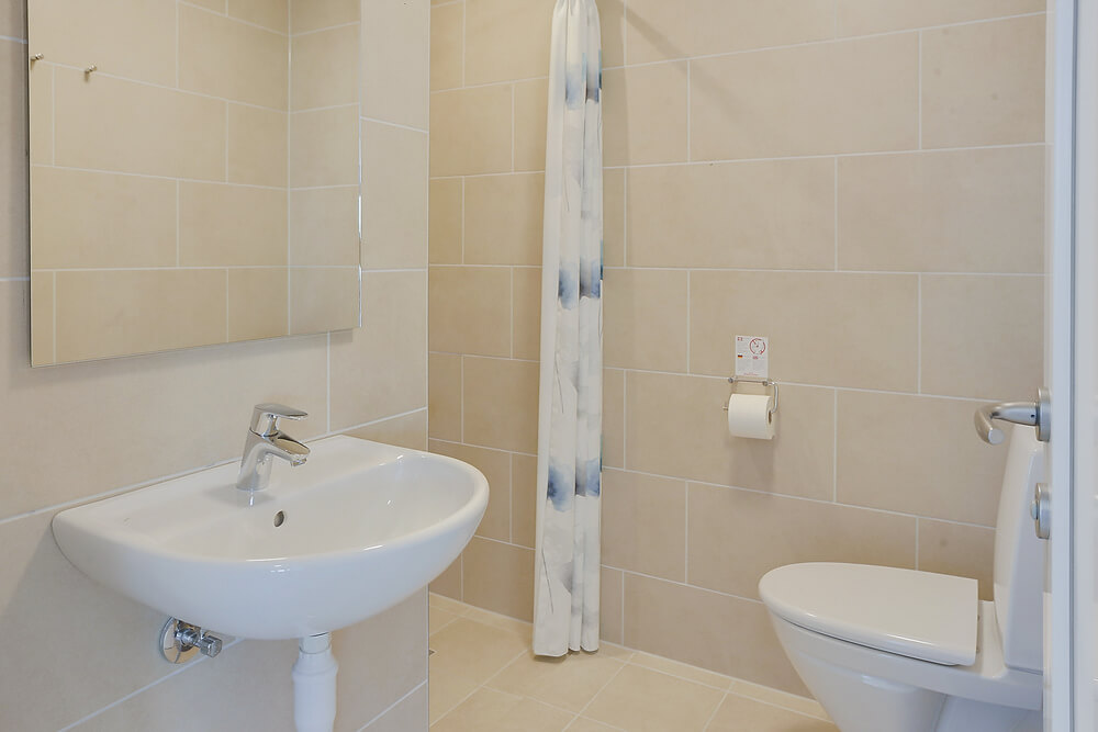 Eines der Badezimmer im Luxusferienhaus Nr. 433