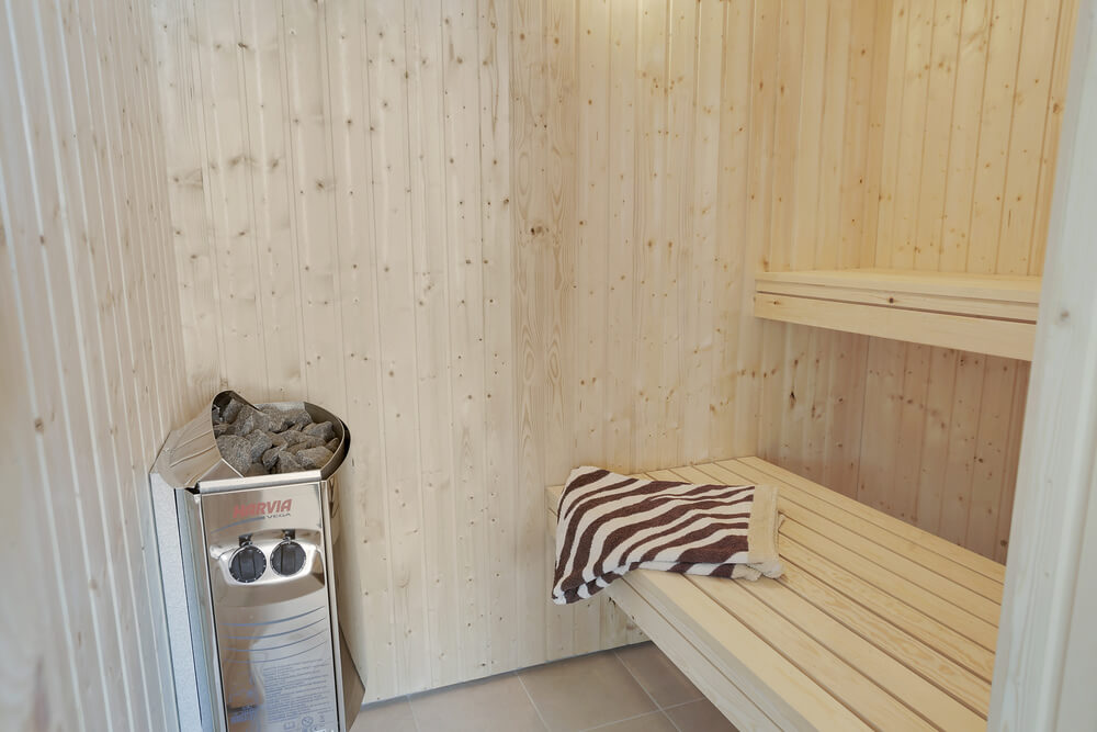 Genießen Sie die heiße Sauna im Luxusferienhaus Nr. 433 für 16 Personen