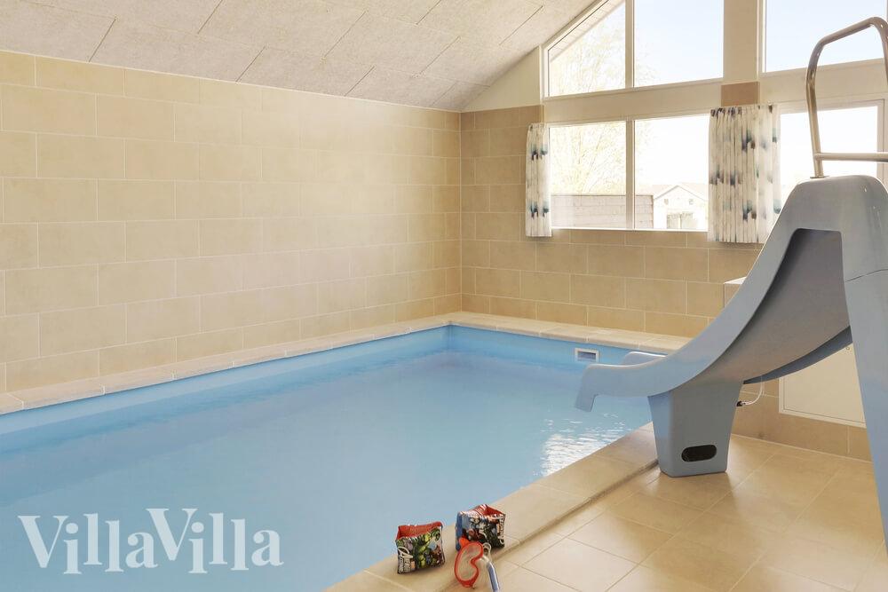 Das Ferienhaus 433 hat einen schicken Poolbereich mit Wasserrutsche, einem geräumigen, eingelassenen Whirlpool und einer Sauna.