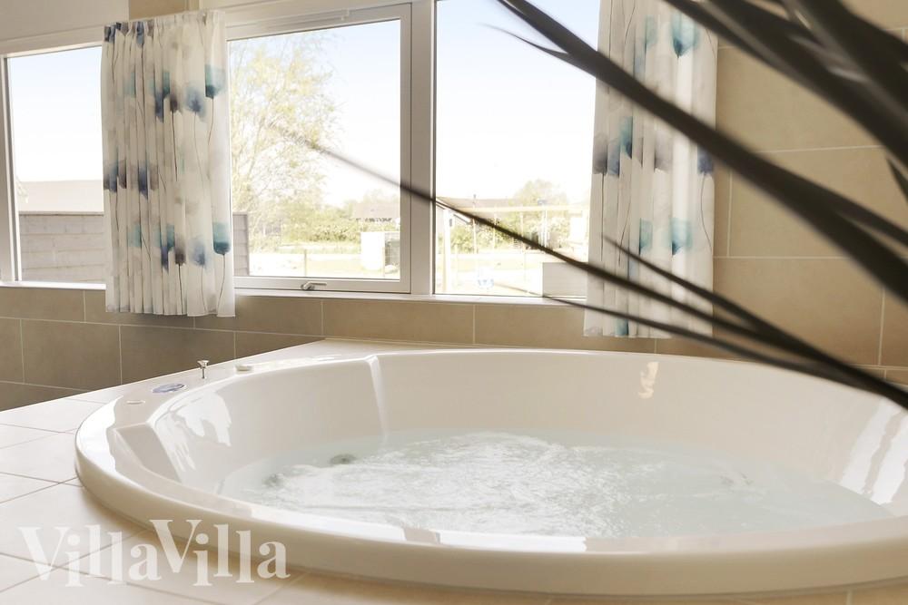 Genießen Sie den warmen Whirlpool im Luxusferienhaus Nr. 433 in Lolland/Falster/Mön