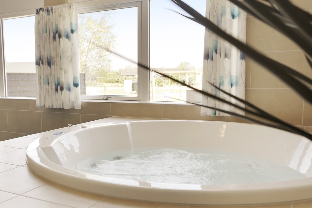 Genießen Sie den warmen Whirlpool im Luxusferienhaus Nr. 433 in Lolland/Falster/Mön