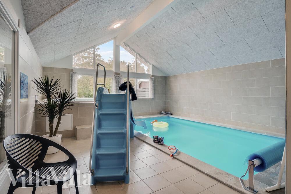 Das Ferienhaus 434 hat einen schicken Poolbereich mit Wasserrutsche, einem geräumigen, eingelassenen Whirlpool und einer Sauna.
