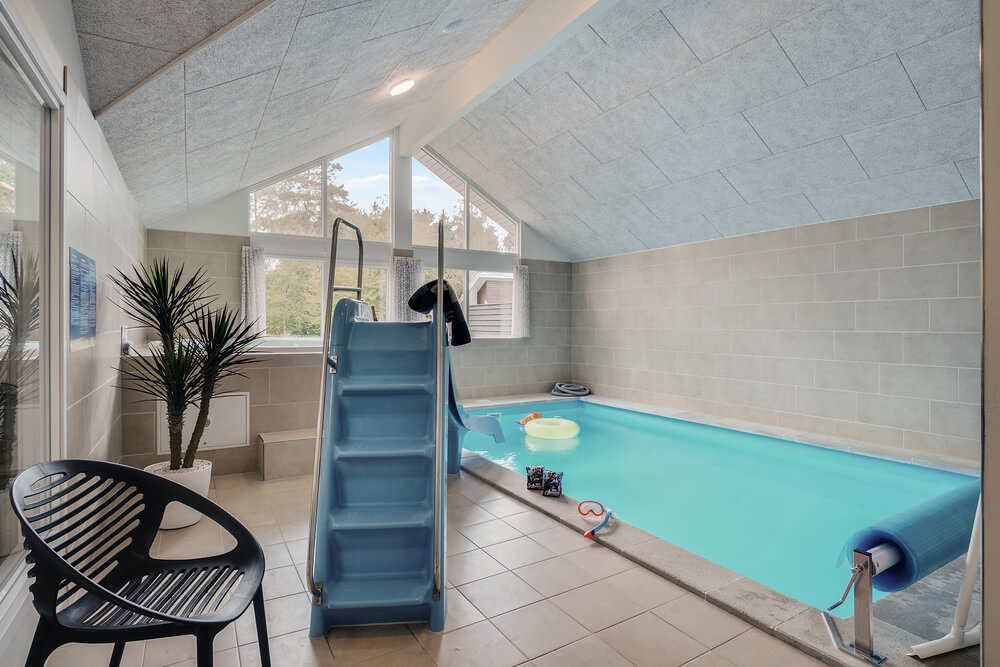 Das Ferienhaus 434 hat einen schicken Poolbereich mit Wasserrutsche, einem geräumigen, eingelassenen Whirlpool und einer Sauna.
