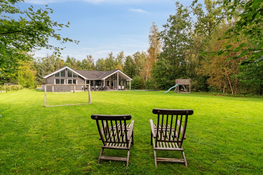 Zu dem attraktiven Ferienhaus Nr. 434 in Nordseeland gehört auch ein tolles Angebot im Außenbereich, z. B. Spieleturm und Schaukeln