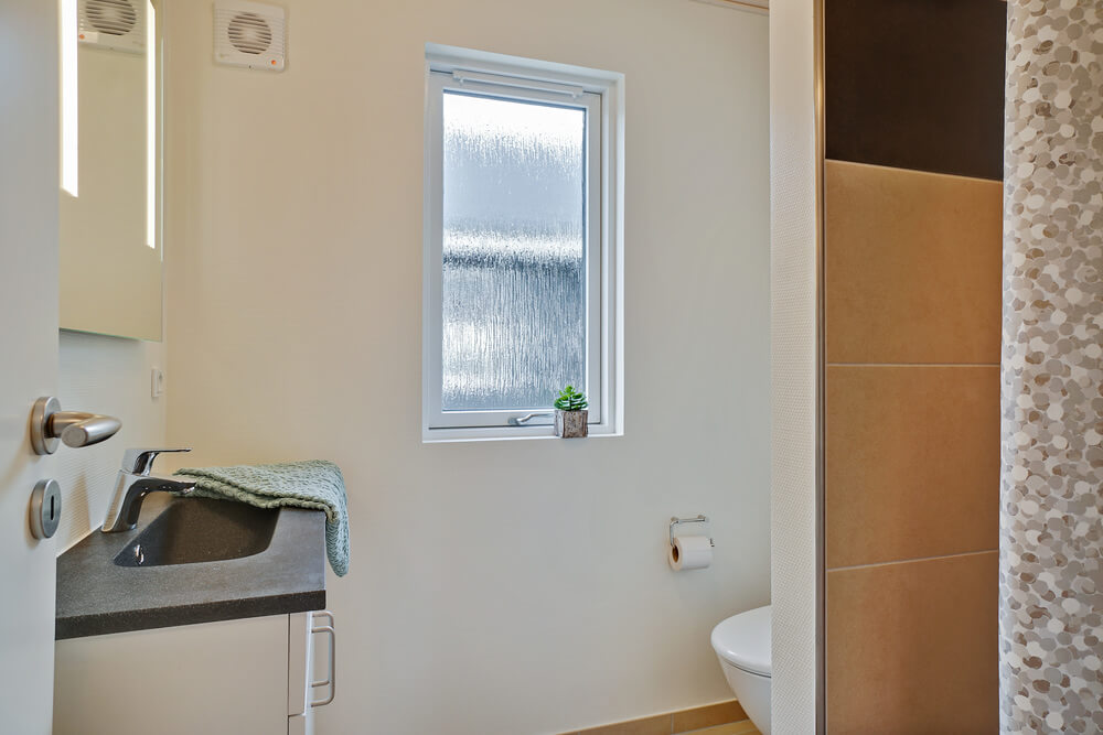 Eines der Badezimmer im Luxusferienhaus Nr. 437