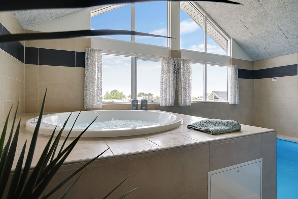 Genießen Sie den warmen Whirlpool im Luxusferienhaus Nr. 437 in Fünen und seine Inseln
