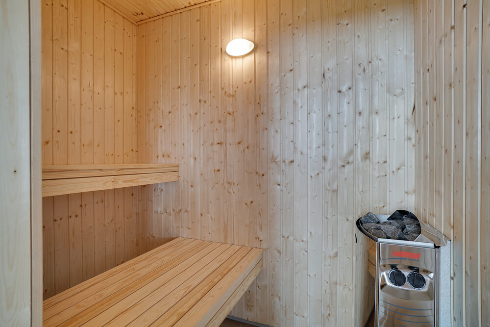 Genießen Sie die heiße Sauna im Luxusferienhaus Nr. 437 für 18 Personen