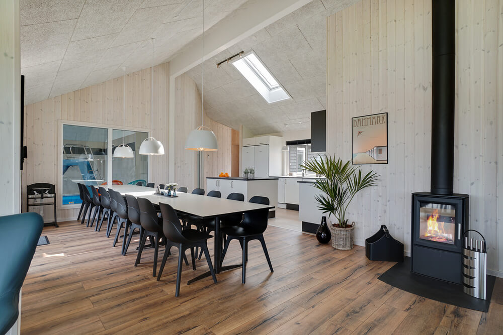 Der Aufenthaltsraum bietet Platz für 18 Personen, wenn ihr das Ferienhaus 437 in Fünen und seine Inseln besucht.
