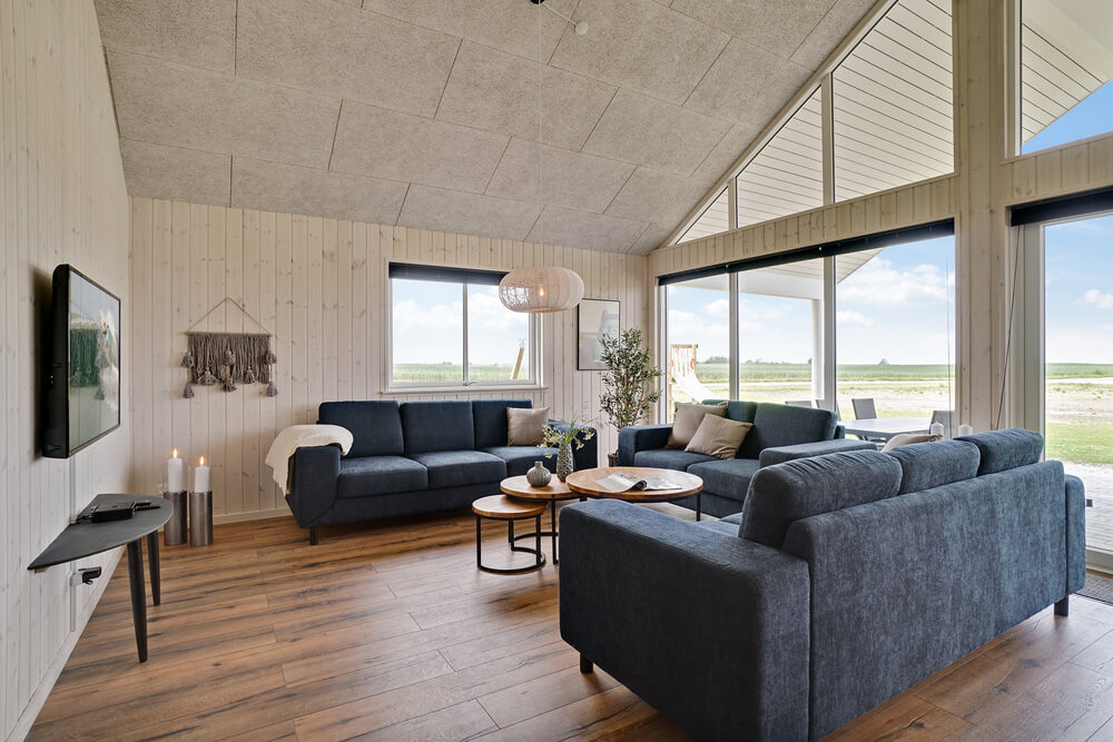 Aufenthaltsraum mit Platz für 18 im Luxusferienhaus Nr. 437.