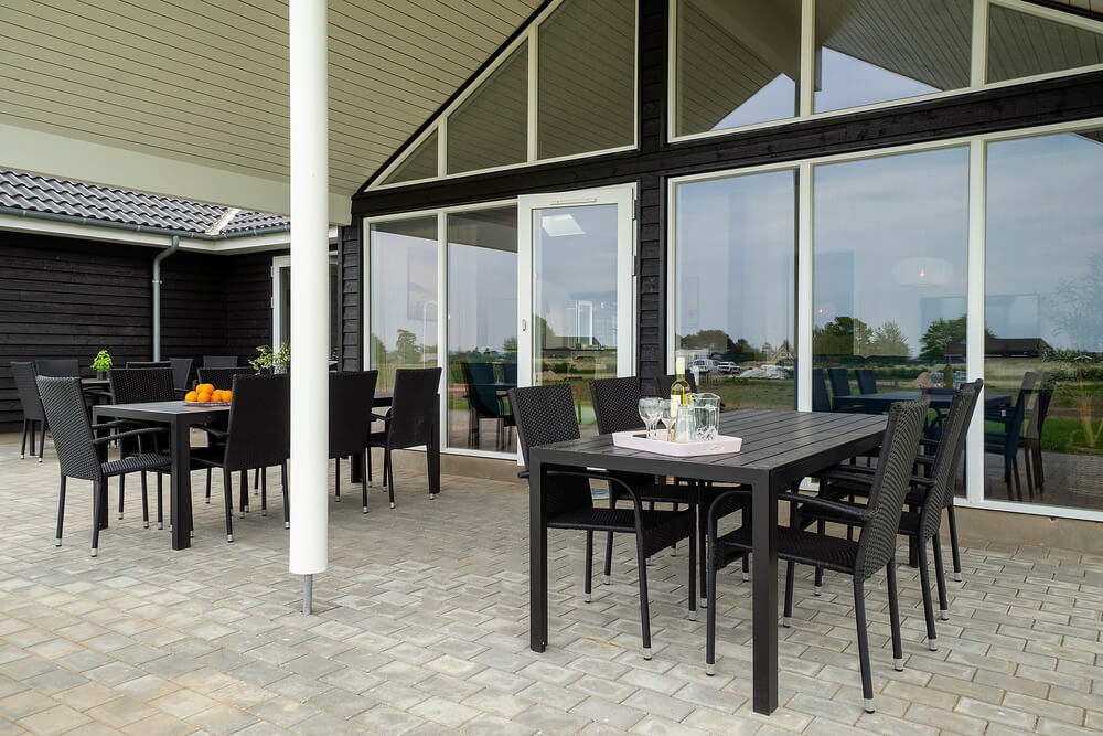 Auf der Terrasse des Ferienhauses Nr. 437 ist Platz für 18 Personen.