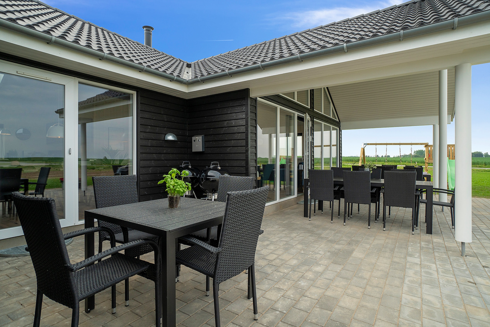 Das Luxusferienhaus Nr. 437 hat eine tolle Terrasse, die mit hochwertigen Gartenmöbeln für 18 Personen ausgestattet ist.