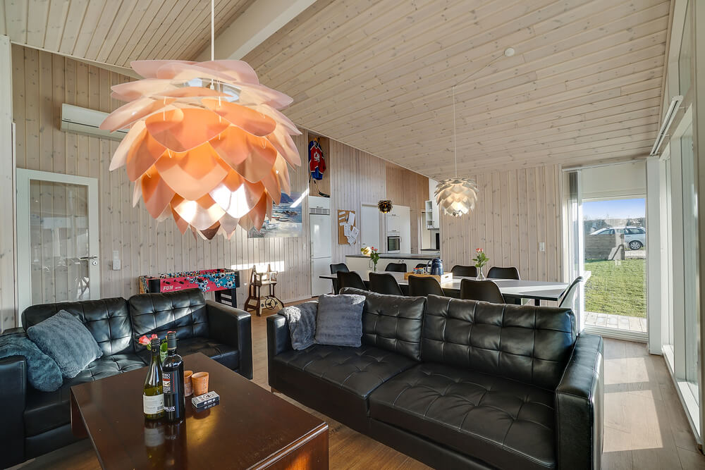 Der große, lichtdurchflutete Aufenthaltsraum im Luxusferienhaus Nr. 443 für 10.