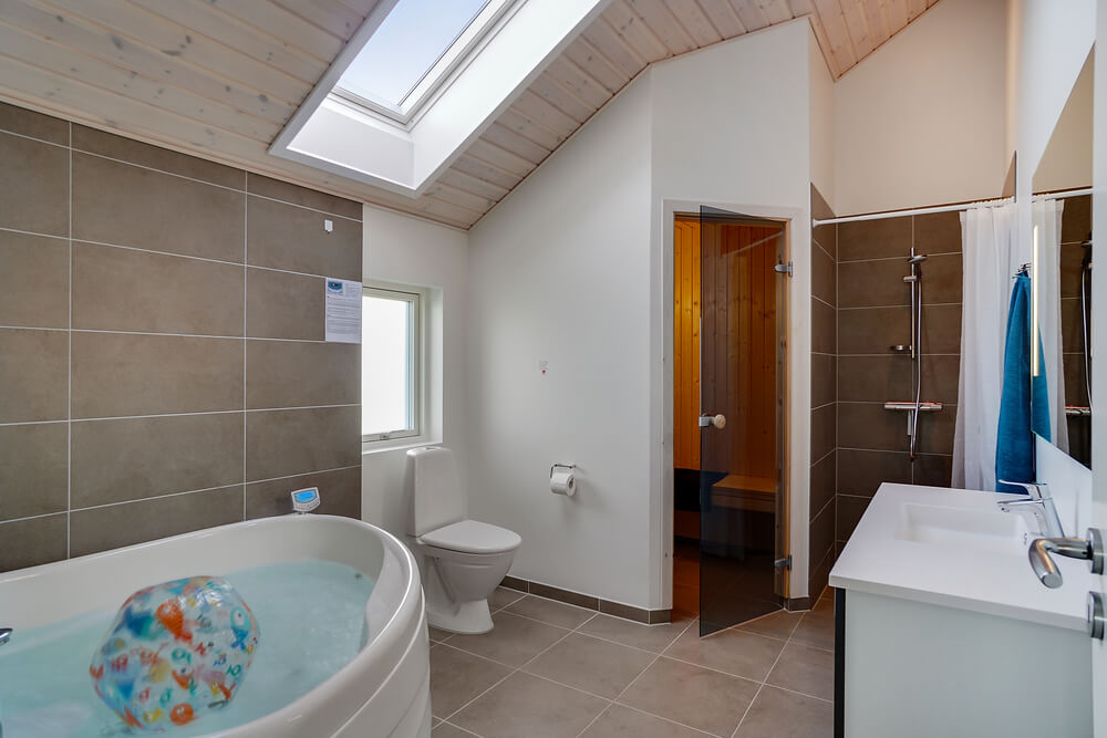 Eines der Badezimmer im Luxusferienhaus Nr. 443