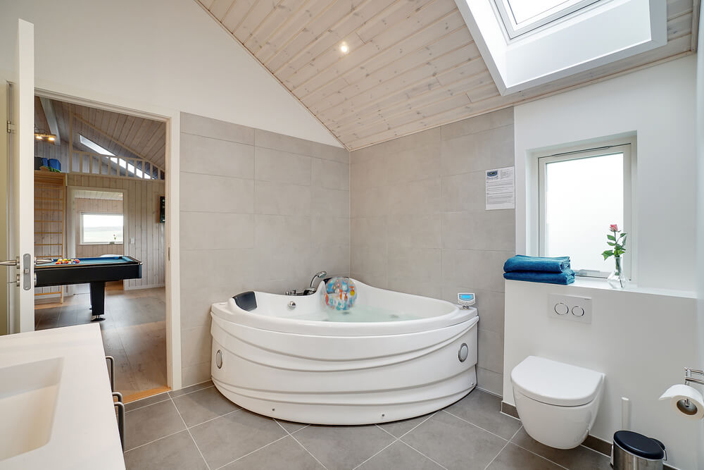 Genießen Sie den warmen Whirlpool im Luxusferienhaus Nr. 444 in Ostjütland