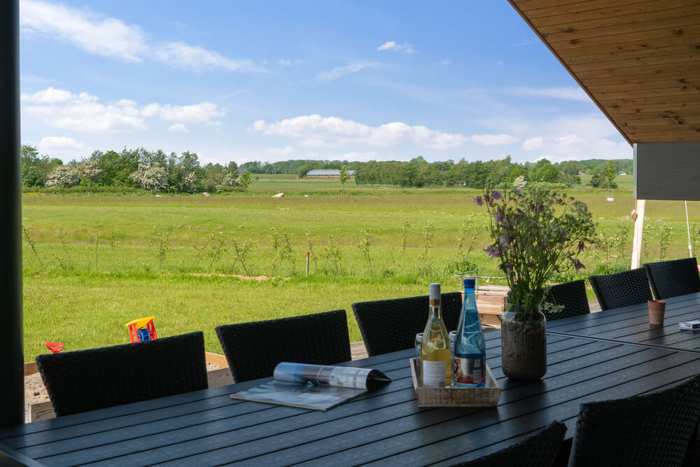 Genießen Sie einen Grillabend auf der Terrasse des Luxusferienhauses Nr. 444 in Ostjütland