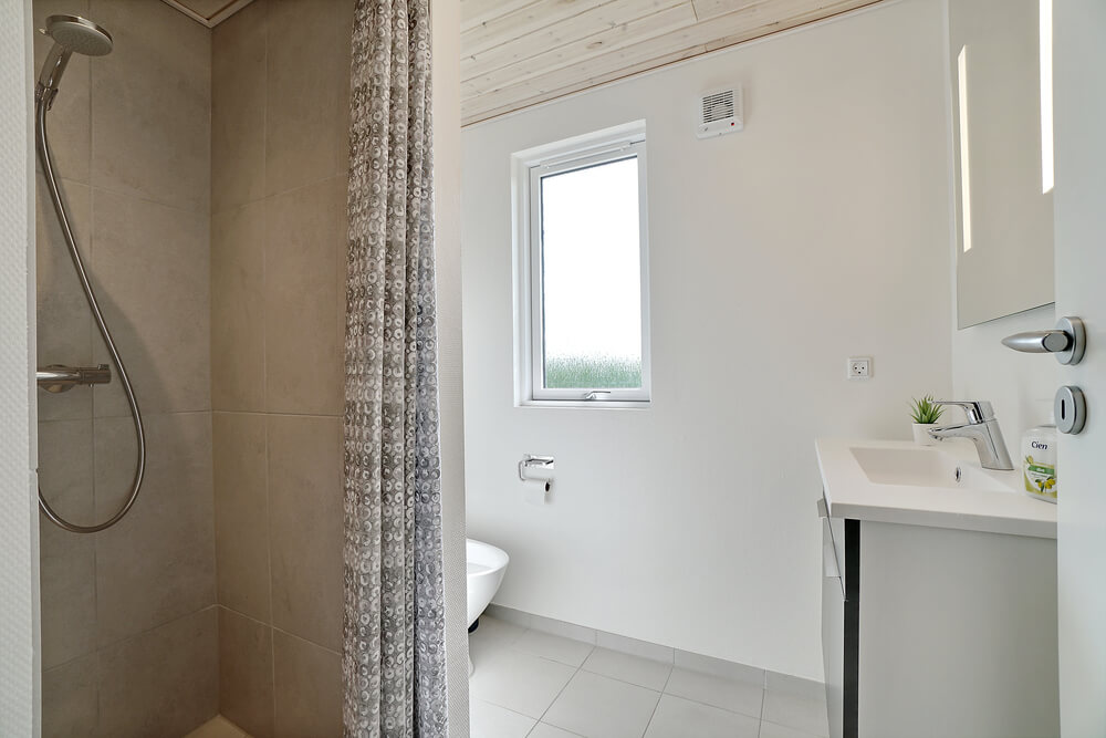 Eines der Badezimmer im Luxusferienhaus Nr. 453