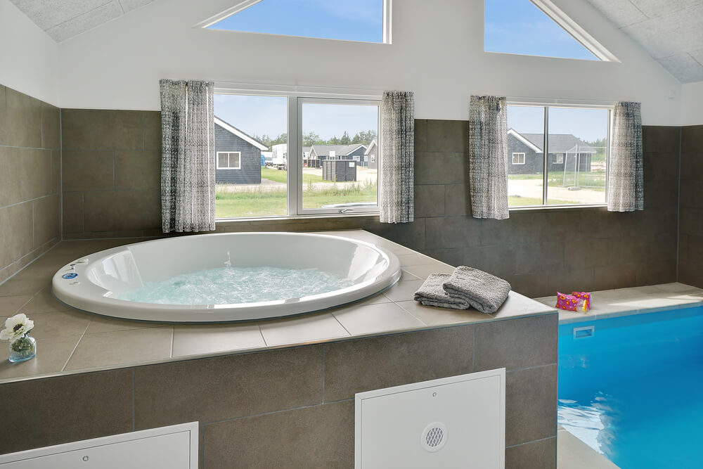 Genießen Sie den warmen Whirlpool im Luxusferienhaus Nr. 453 in Westjütland