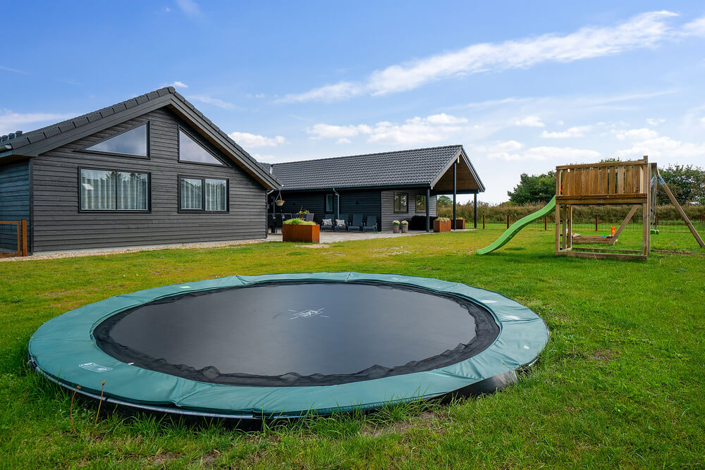 Zu dem attraktiven Ferienhaus Nr. 453 in Westjütland gehört auch ein tolles Angebot im Außenbereich, z. B. Spieleturm und Schaukeln