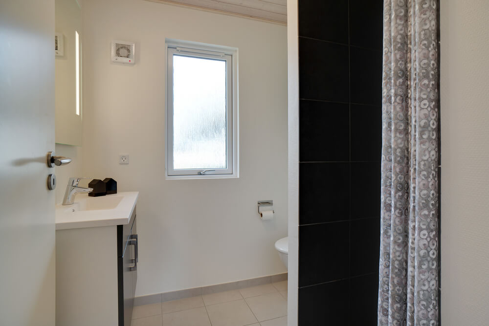 Eines der Badezimmer im Luxusferienhaus Nr. 454