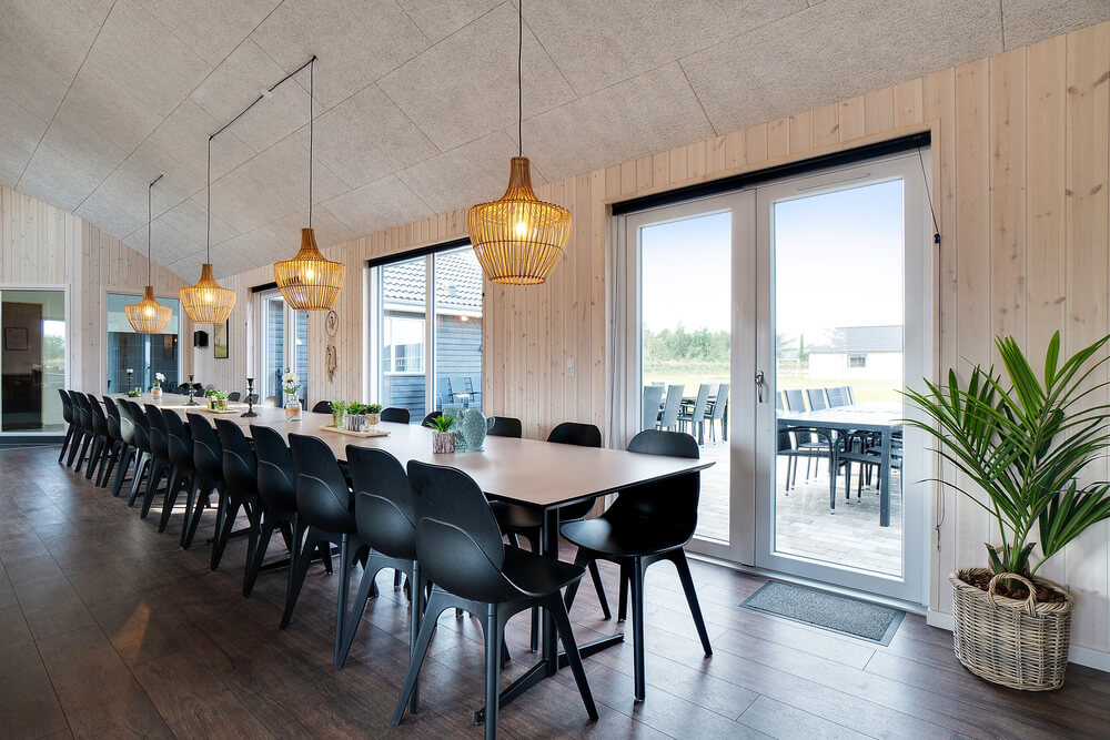 Der Aufenthaltsraum bietet Platz für 30 Personen, wenn ihr das Ferienhaus 454 in Westjütland besucht.