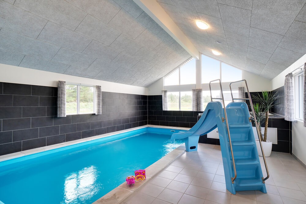 Das Ferienhaus 454 hat einen schicken Poolbereich mit Wasserrutsche, einem geräumigen, eingelassenen Whirlpool und einer Sauna.