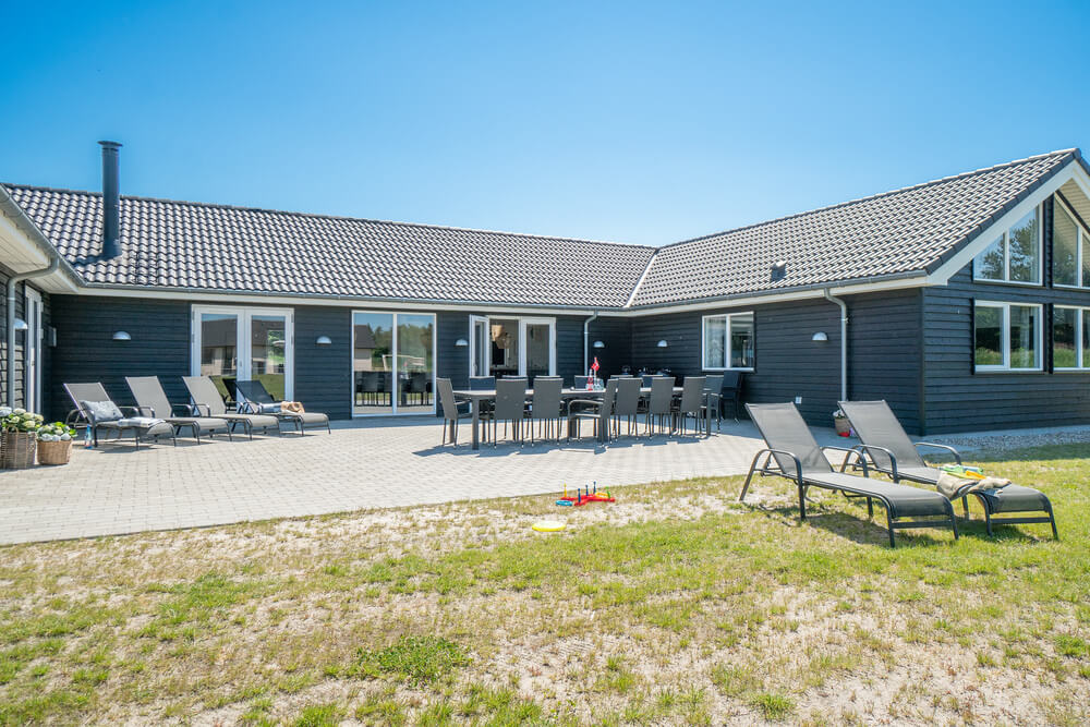 Genießen Sie einen Grillabend auf der Terrasse des Luxusferienhauses Nr. 454 in Westjütland