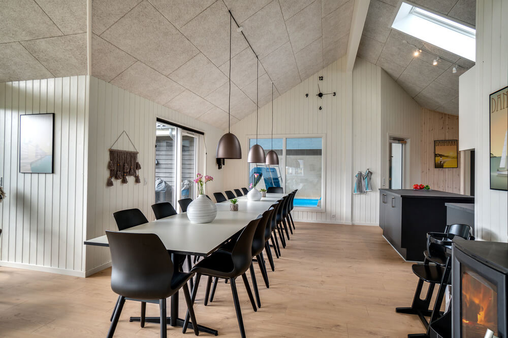 Der Aufenthaltsraum bietet Platz für 18 Personen, wenn ihr das Ferienhaus 458 in Westjütland besucht.