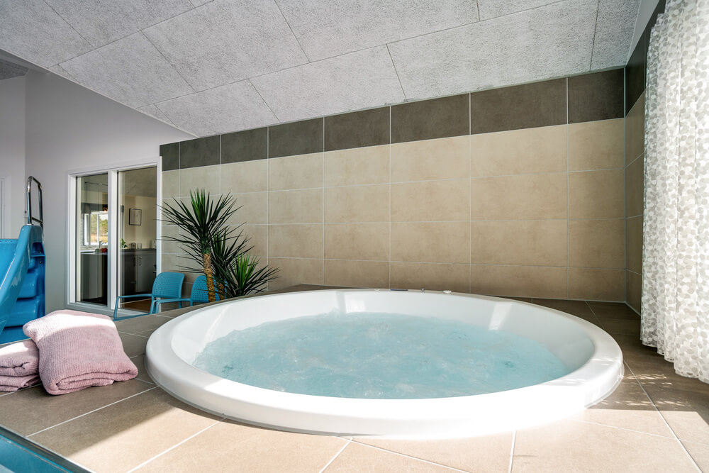 Genießen Sie den warmen Whirlpool im Luxusferienhaus Nr. 458 in Westjütland