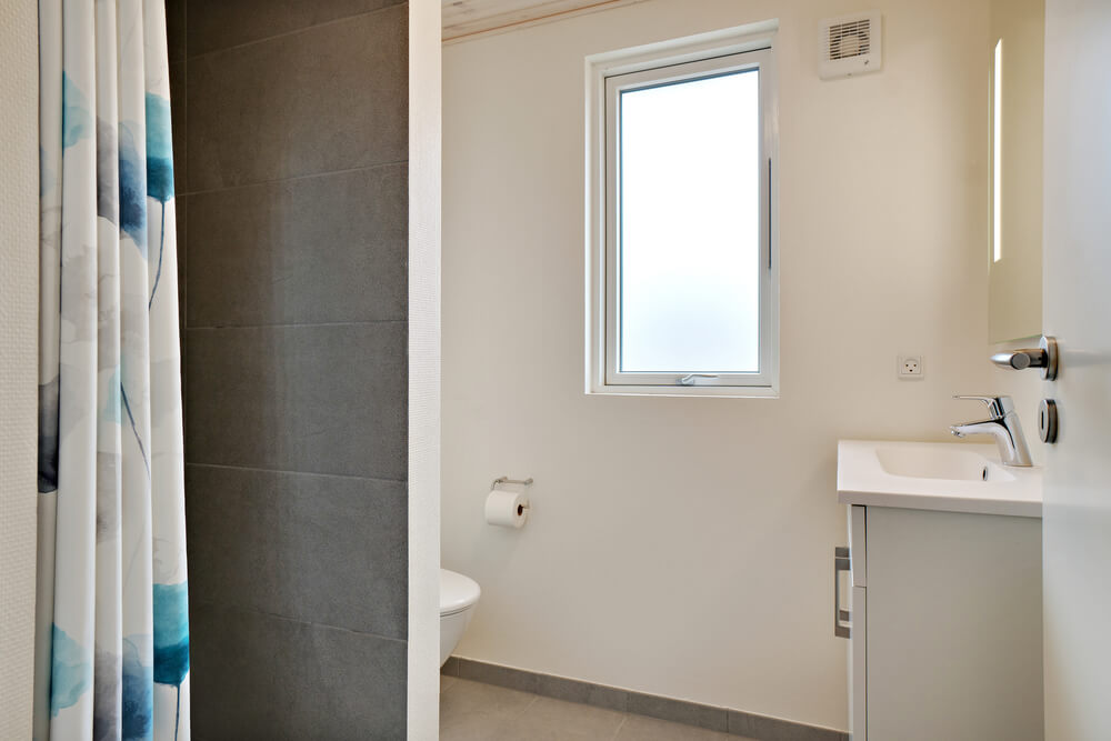 Eines der Badezimmer im Luxusferienhaus Nr. 463