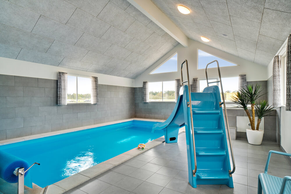 Das Ferienhaus 463 hat einen schicken Poolbereich mit Wasserrutsche, einem geräumigen, eingelassenen Whirlpool und einer Sauna.