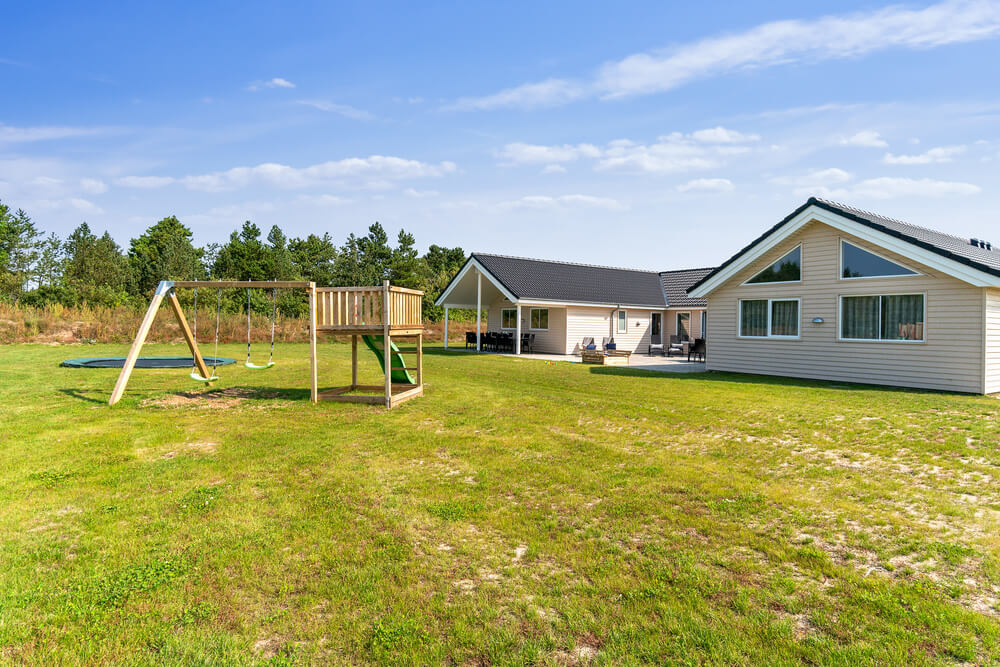 Zu dem attraktiven Ferienhaus Nr. 463 in Westjütland gehört auch ein tolles Angebot im Außenbereich, z. B. Spieleturm und Schaukeln