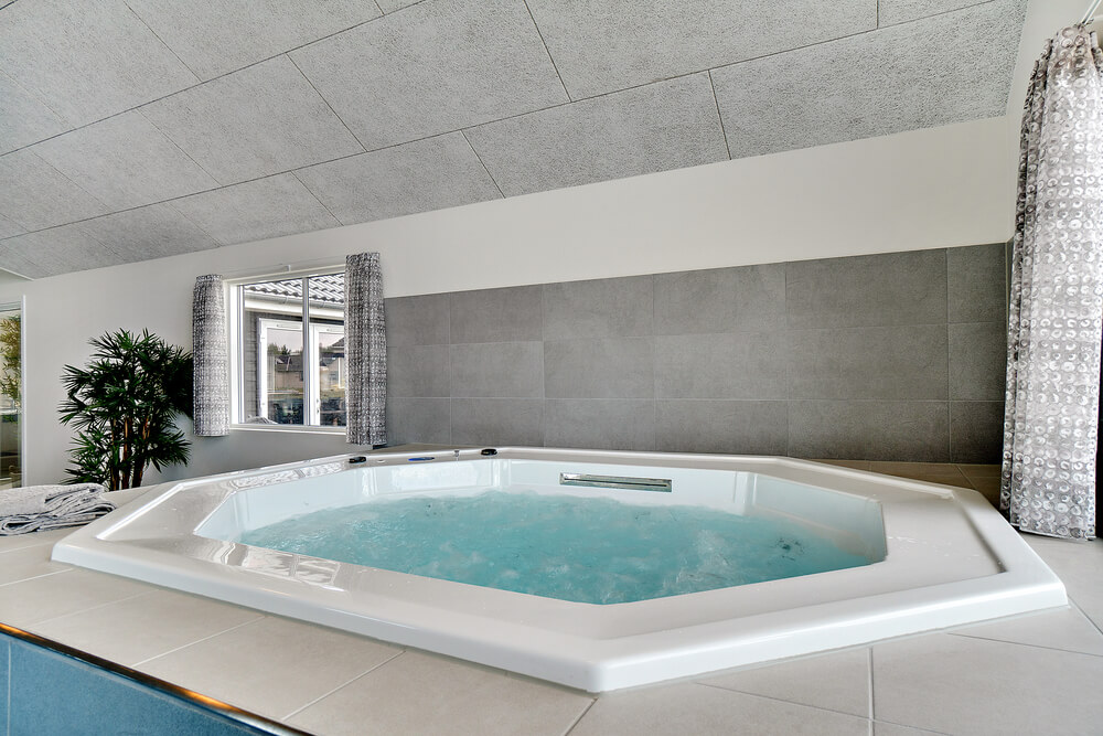 Genießen Sie den warmen Whirlpool im Luxusferienhaus Nr. 467 in Westjütland