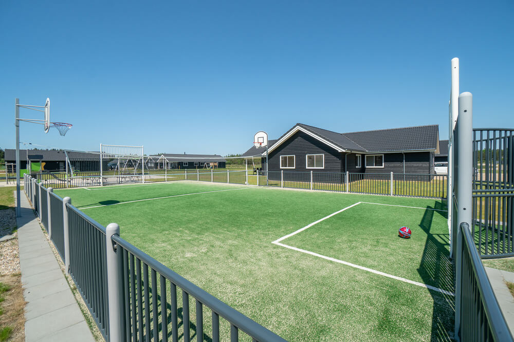 Zu dem attraktiven Ferienhaus Nr. 467 in Westjütland gehört auch ein tolles Angebot im Außenbereich, z. B. Spieleturm und Schaukeln