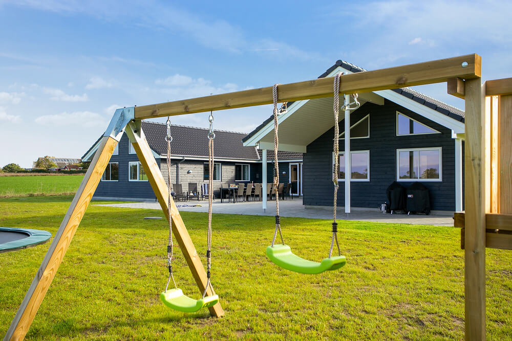 Zu dem attraktiven Ferienhaus Nr. 447 in Lolland/Falster/Mön gehört auch ein tolles Angebot im Außenbereich, z. B. Spieleturm und Schaukeln